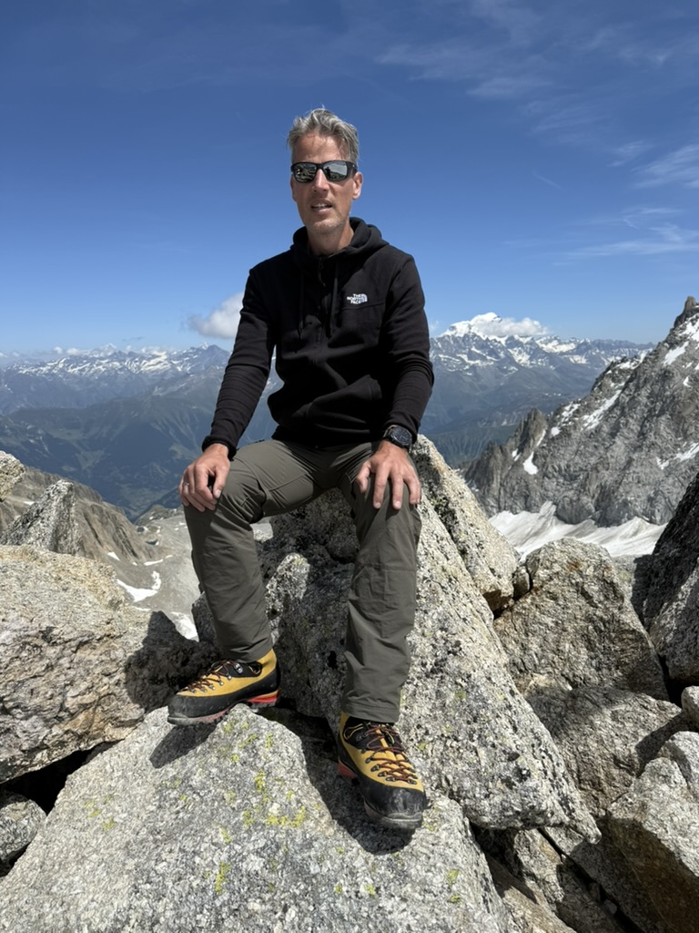 Arnout op een alpiene top